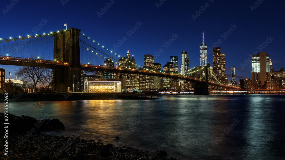 Naklejka premium Brooklyn bridge at night (New York, USA)