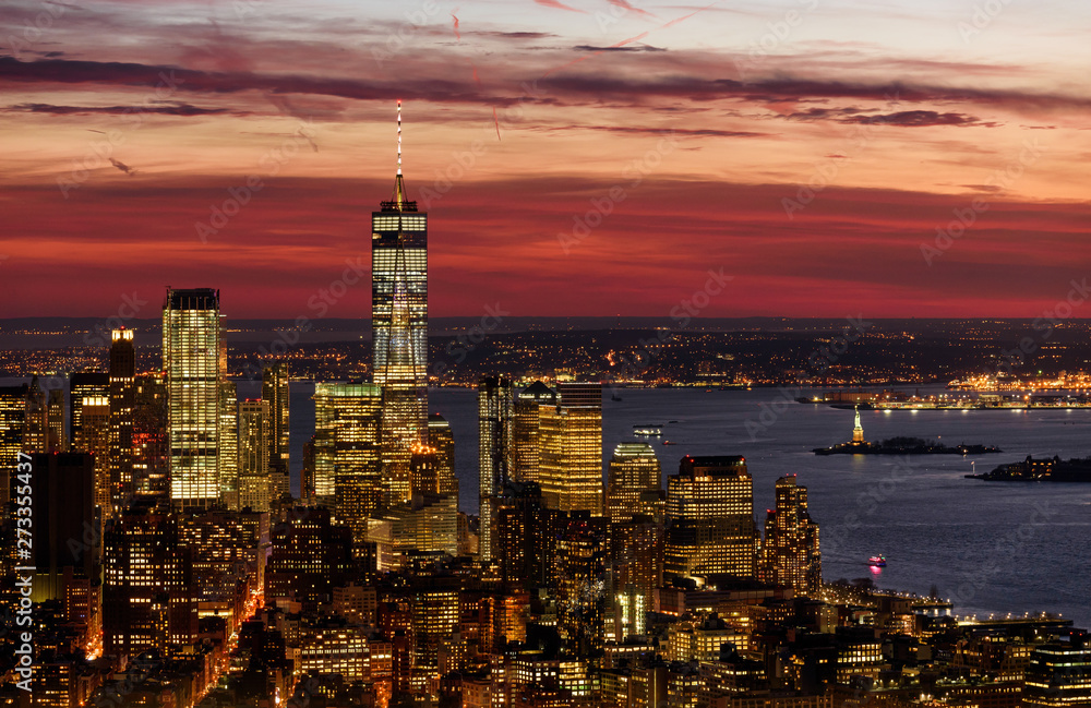 Fototapeta premium Manhattan skyline at dusk