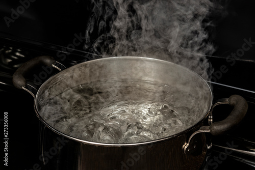 Foto Boiling Water In Dutch Oven On Stove