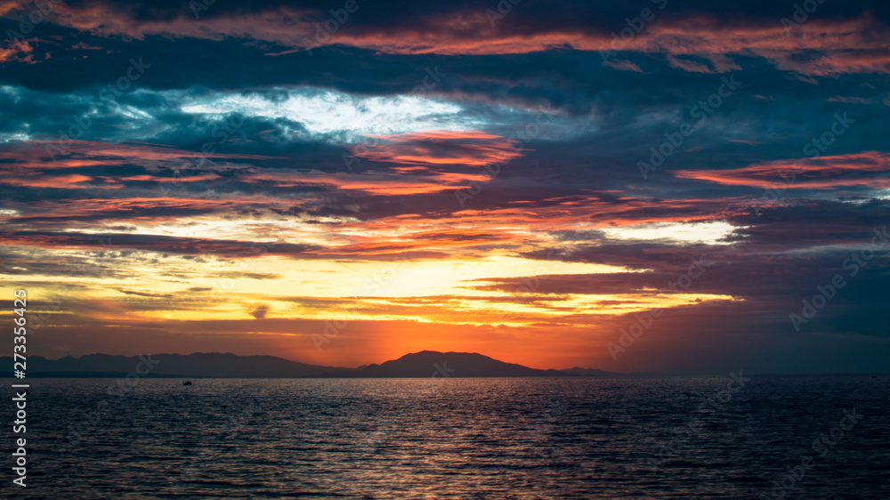 Obraz premium sunset over the sea