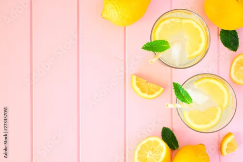 Obraz Słodka letnia lemoniada. Widok z góry po stronie granicy z miejsca kopiowania na pastelowym różowym tle drewna.