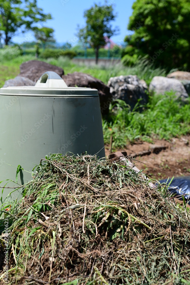 雑草堆肥化イメージ コンポスト 生ごみ堆肥化容器 畑 家庭菜園イメージ素材 Stock 写真 Adobe Stock