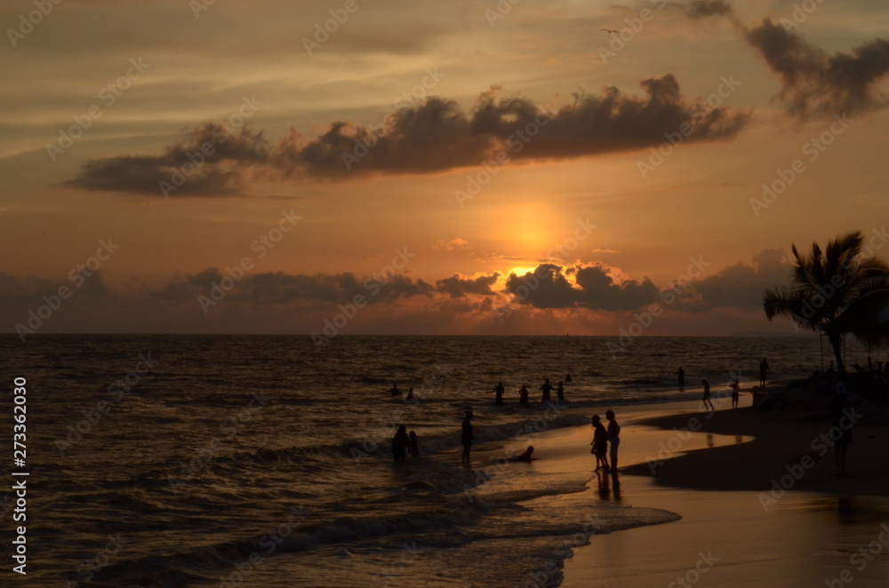 Los atardeceres en la playa se vuelven color naranja Los atardeceres en la playa se vuelven color naranja