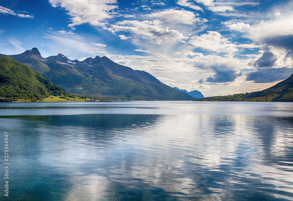 Fjord in Norwegen bei blauem Himmel