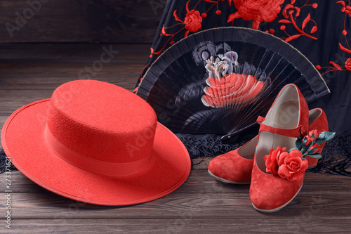 Photos Beautiful and bright accessories for flamenco dance on a wooden background