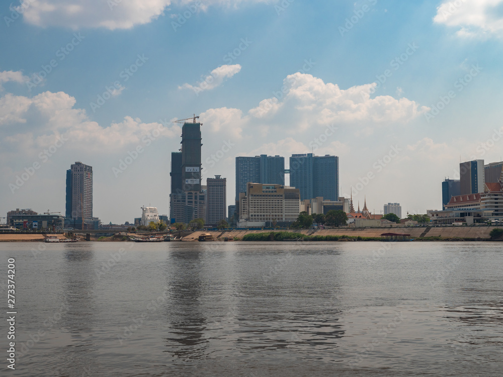 Fototapeta premium Panoramę Phnom Penh z Tourist Boar w Kambodży