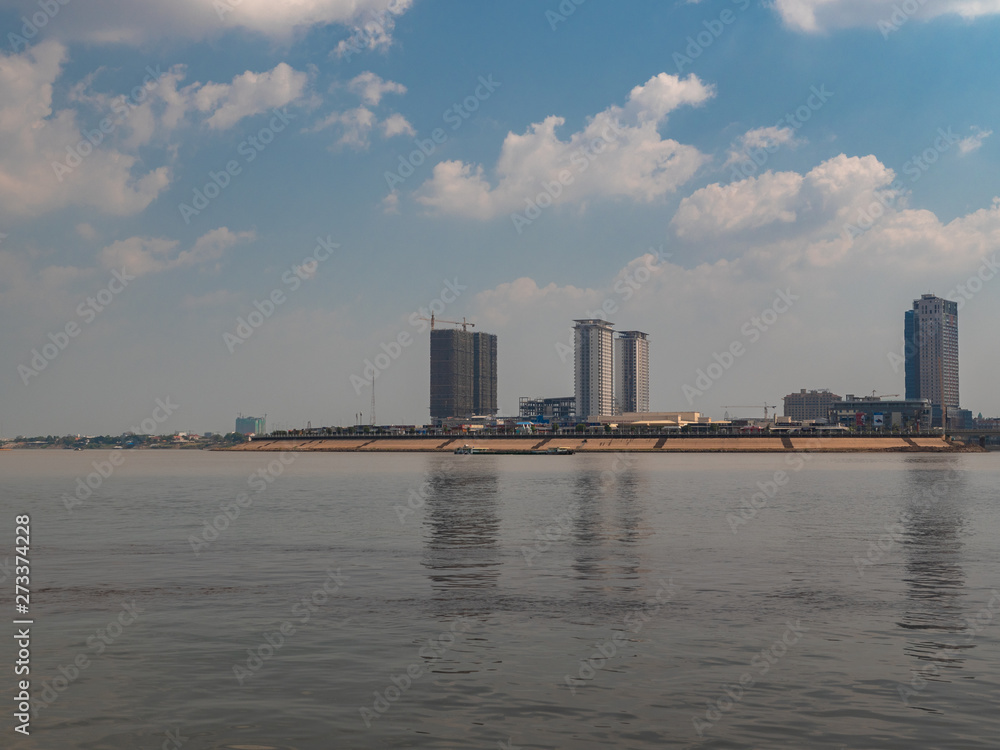 Naklejka premium Phnom Penh skyline from Tourist Boar, Cambodia