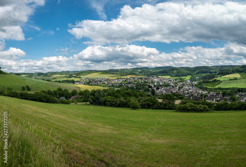 Panorama Blick auf kleinen Ort Elspe im Sauerland