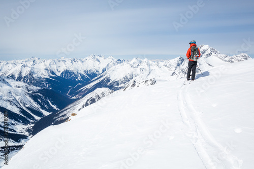 Φωτογραφία Backcountry skier on the summit of Youngs Peak in the Canadian Rocky Mountains