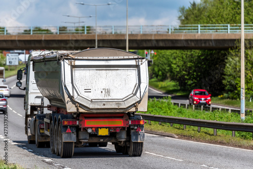 Φωτογραφία tipper lorry truck on uk motorway in fast motion