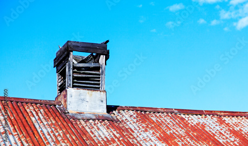 Fotografija an old broken chimney on a roof