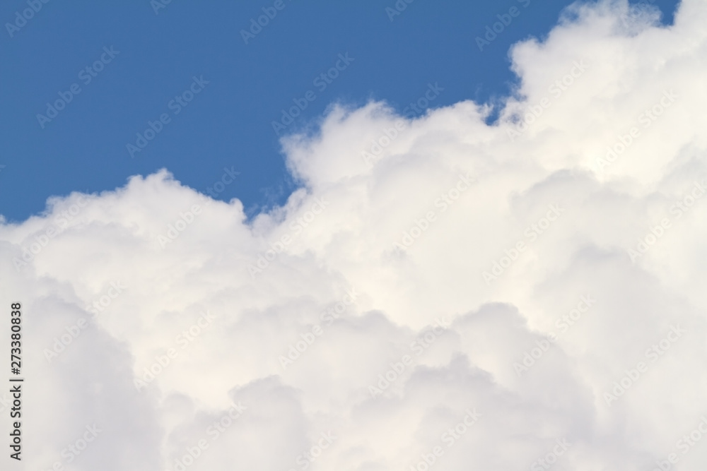 Wolken ziehen im Frühlings am Himmel vorüber. Wolken ziehen im Frühlings am Himmel vorüber.