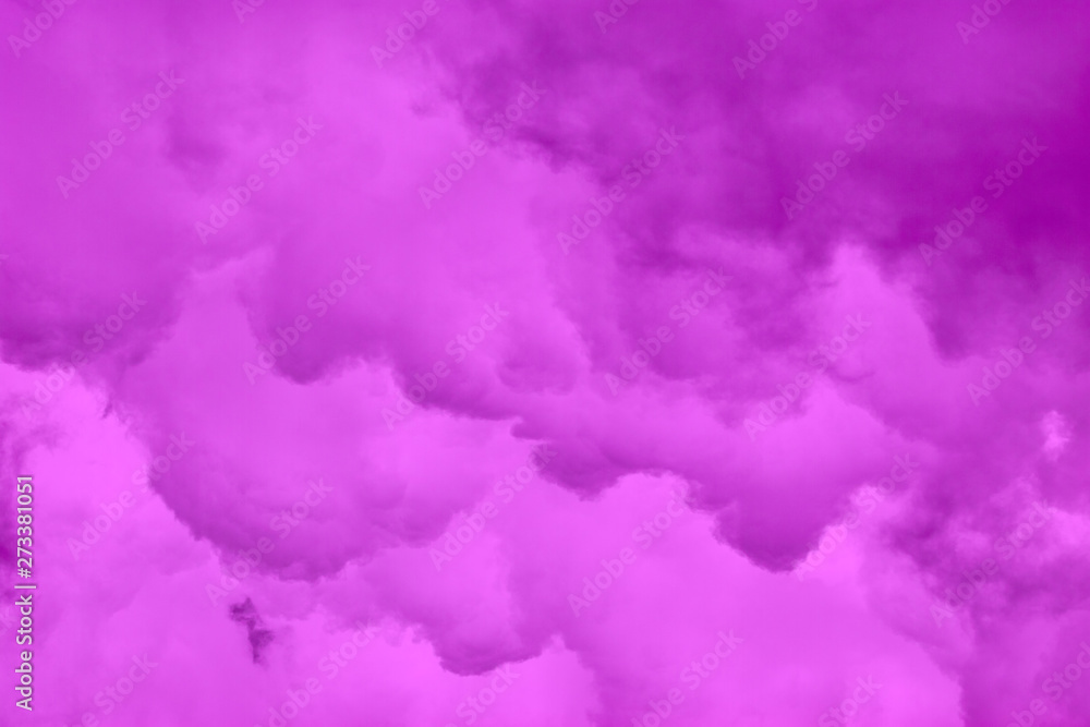 Fototapeta premium Wolken ziehen im Frühlings am Himmel vorüber.