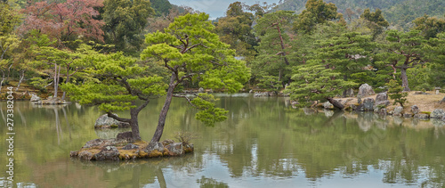 Fényképezés A lake with islands in the Golden pavilion park