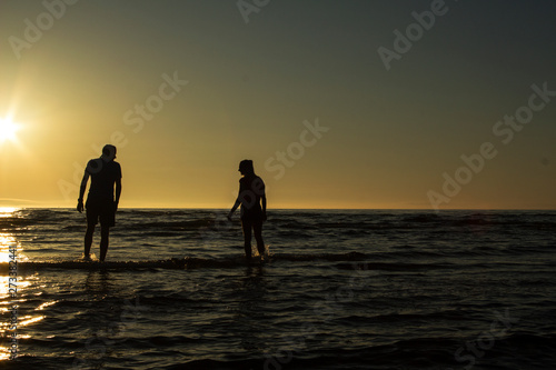 silhouette of a girl and a guy in the sea © Boriss