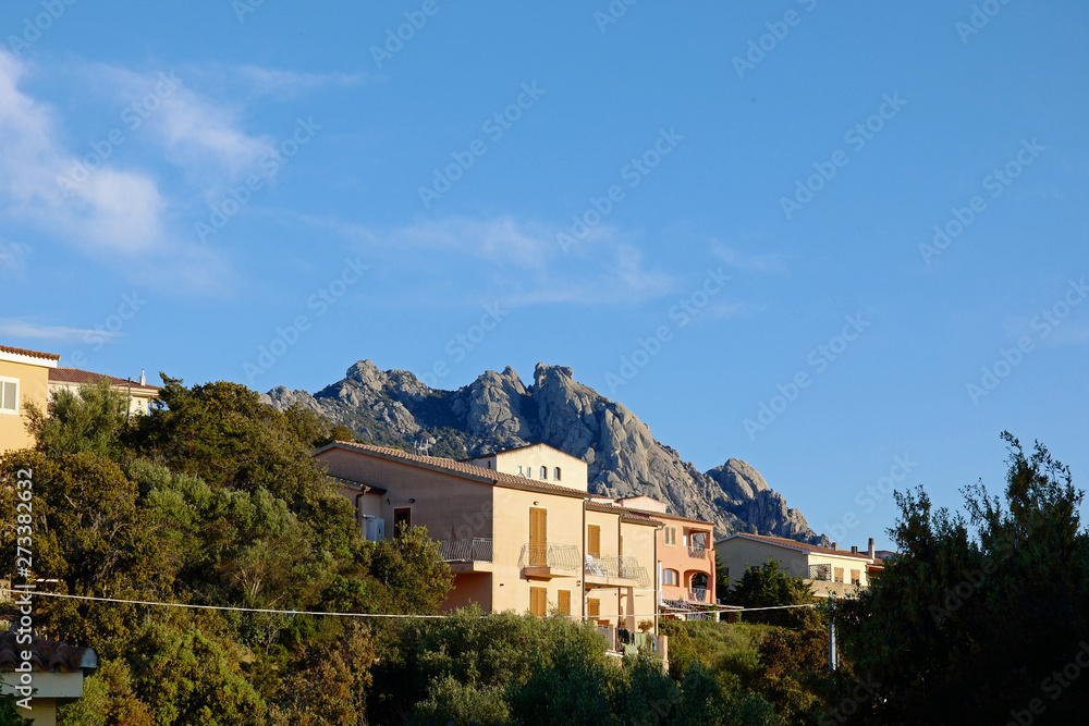 Sardinien San Pantaleo Wohnhäuser vor Granitfelsen im Abendlicht