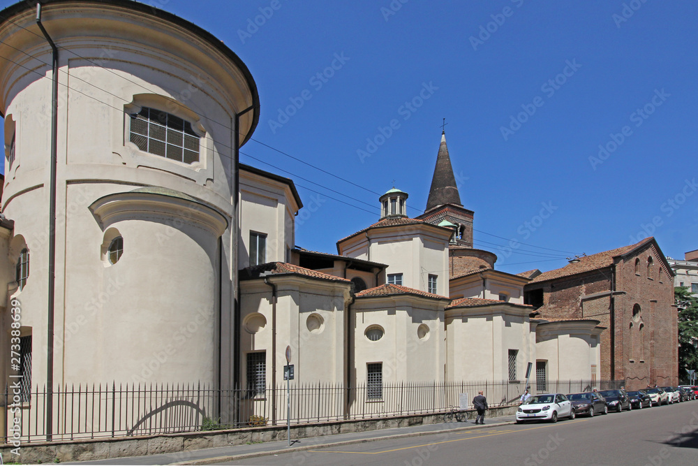 le numerose cappelle movimentano il fianco sud della chiesa di San Marco a Milano