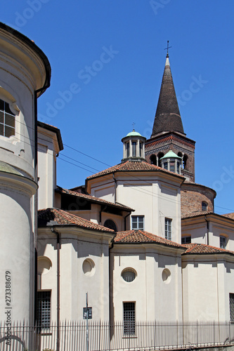 le numerose cappelle movimentano il fianco sud della chiesa di San Marco a Milano photo