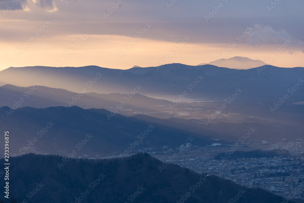 朝靄　日本の山々