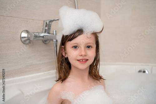 Carta da parati little girl in bath playing with foam