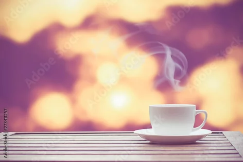 Obraz Kawowa kawa espresso na drewno stołu natury tle w ogródzie, ciepły brzmienie