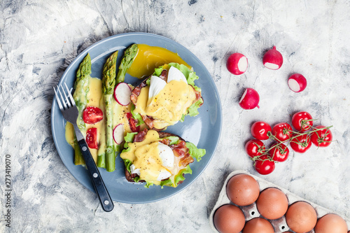 Sandwiches with bacon, poached egg and asparagus