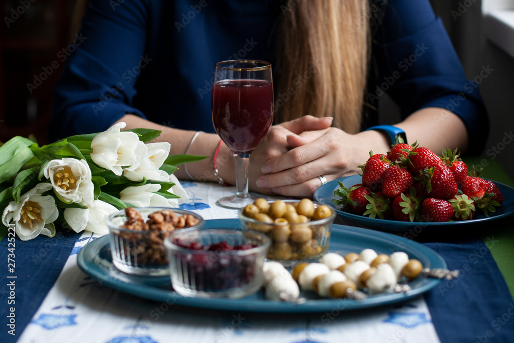 A gourmet break: strawberries, grape juice and various appetizers. A gourmet break: strawberries, grape juice and various appetizers.