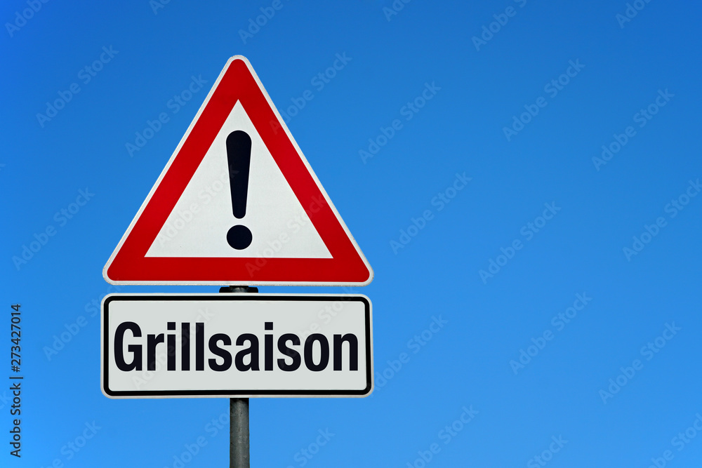 Grillsaison mit Achtung Schild Grillsaison mit Achtung Schild