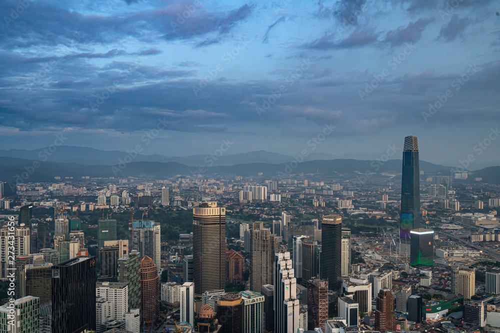 Obraz premium Panorama Kuala Lumpur o zachodzie słońca