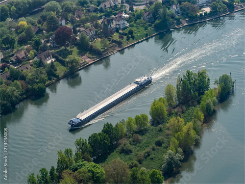 Foto vue aérienne d'une péniche sur la Seine dans les Yvelines en France