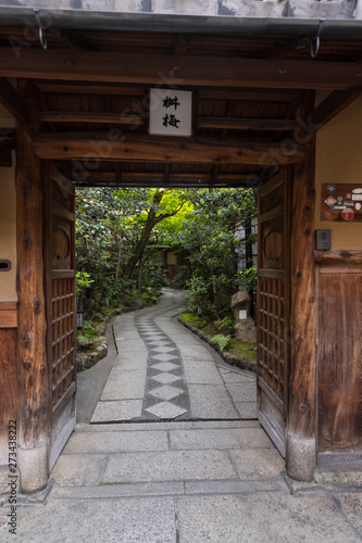 木造で作られた日本の門