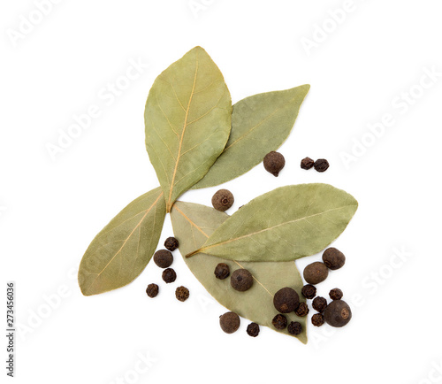 Canvas Print Bay leaf, allspice and pepper isolated on white background
