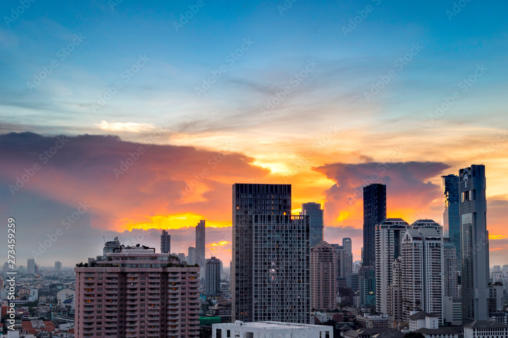 Fototapeta premium sunset sky cityscape of Bangkok city skyline with background, Bangkok city is modern metropolis of Thailand and favorite of tourists