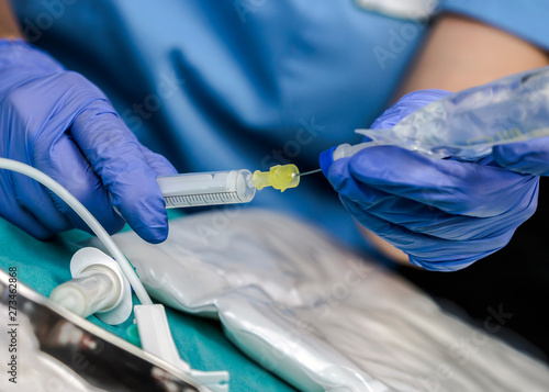 Foto Nurse preparing medication for parenteral nutrition in a hospital, conceptual im