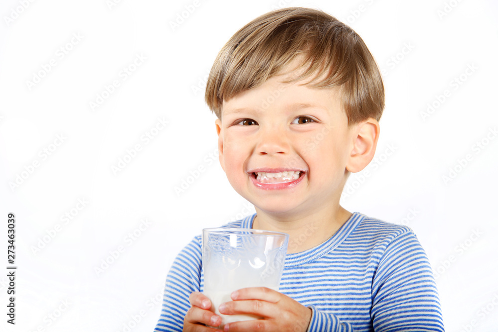 Ein dreijähriger Junge trinkt ein Glas Milch Ein dreijähriger Junge trinkt ein Glas Milch