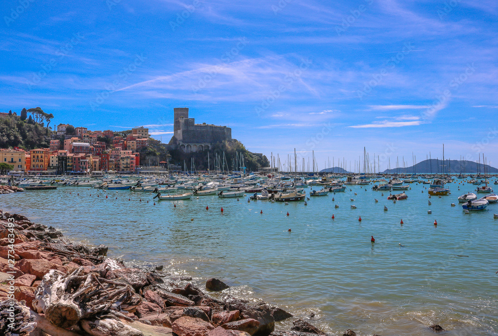 Fototapeta premium Beautiful view to the poet´s bay of Lerici, a nice historic town in northern tuscany, italy. Travel photo of the seaside with boats, buildings and the famous castle in the background.