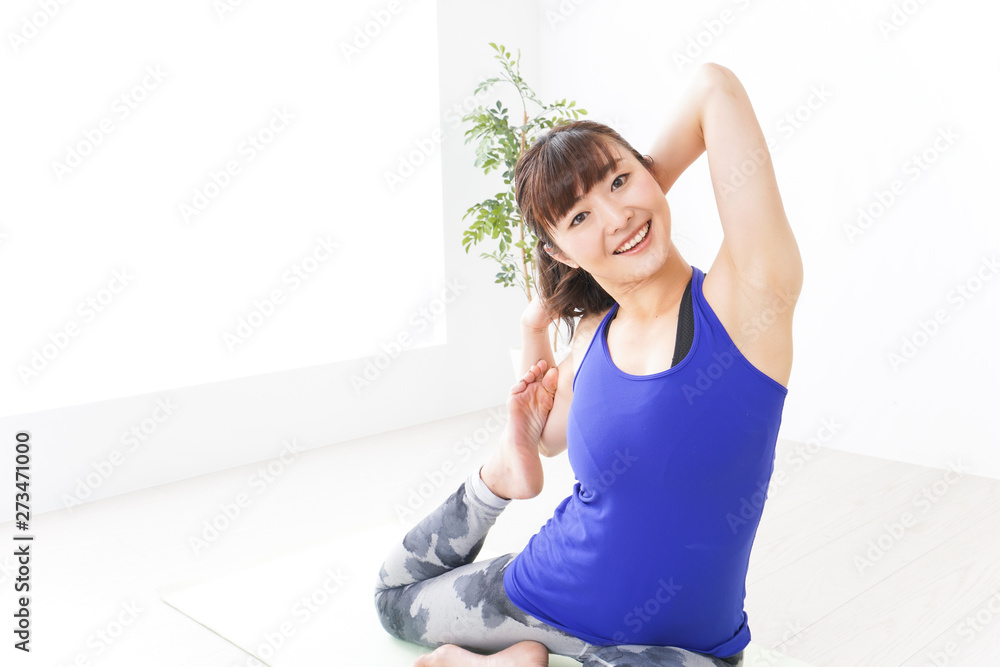 ヨガをする若い女性 ヨガをする若い女性