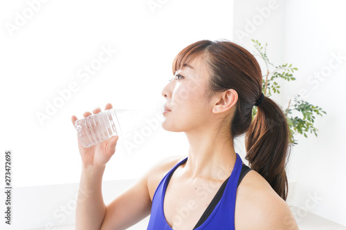 水分を摂取するスポーツウェアの女性