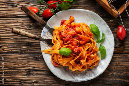 Cuadro en lienzo pasta fettuccine with tomato and basil