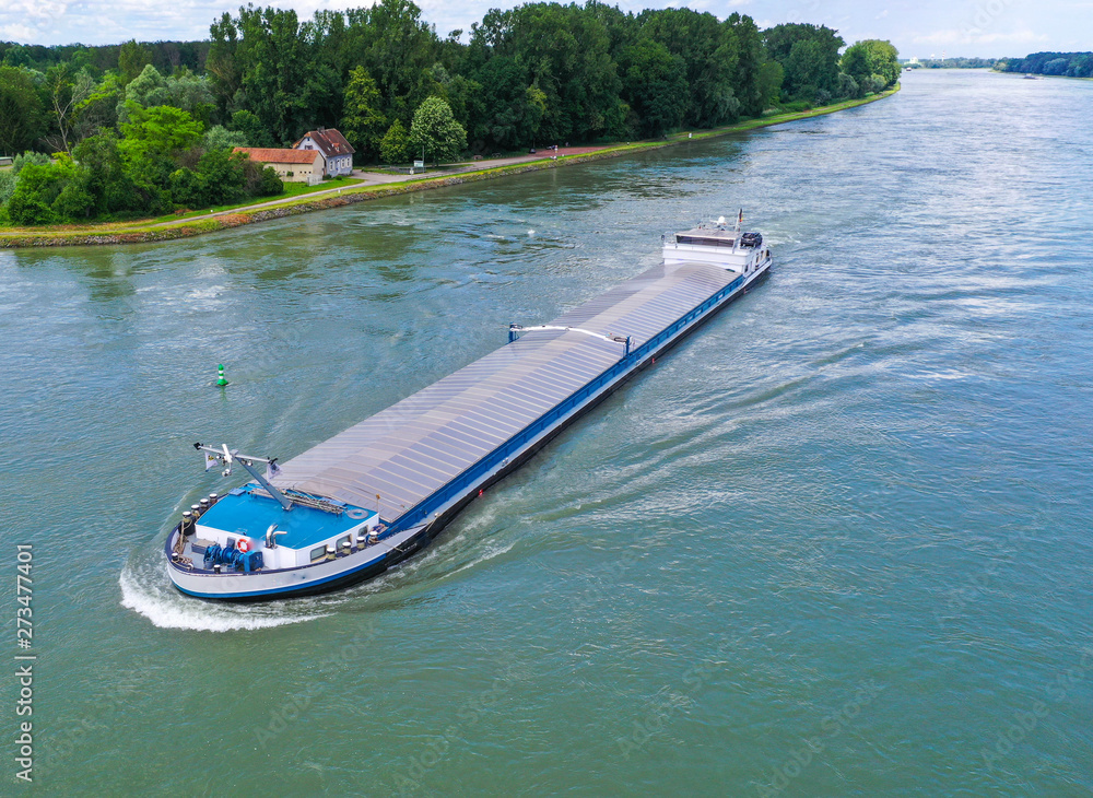 Obraz premium Tanker auf dem Rhein von Oben