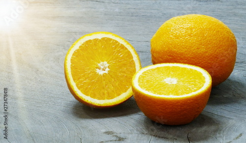 The sliced oranges and fruits are grouped into groups.