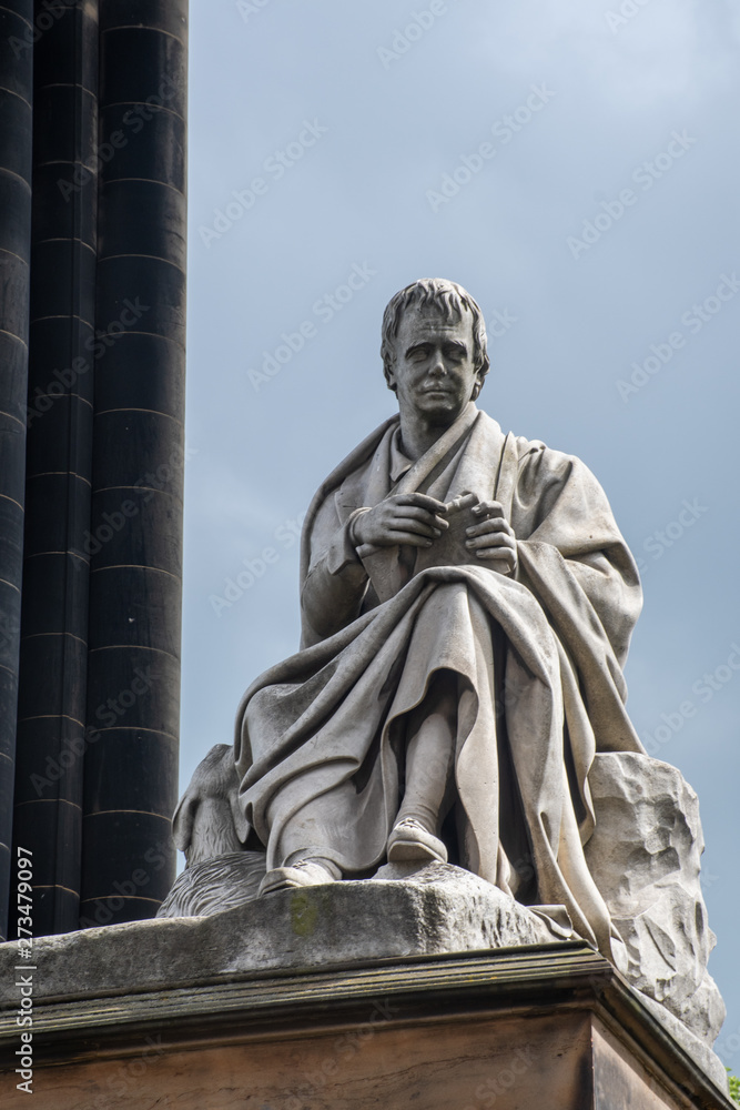 Obraz premium Statue of Author Sir Walter Scott in Princes Street Edinburgh