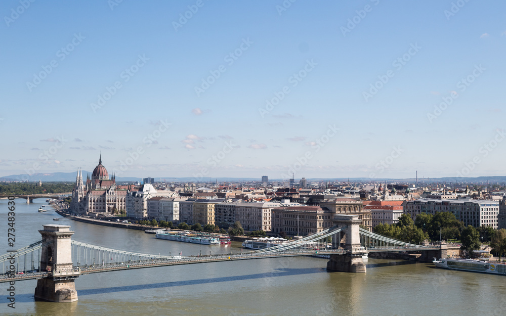 Fototapeta premium Ponte delle Catene e Budapest dall'alto - Ungheria