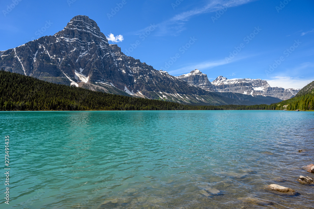 Scenic view of the Bow Lake with the surrounding mountains on the Icefields Parkway in Banff National Park