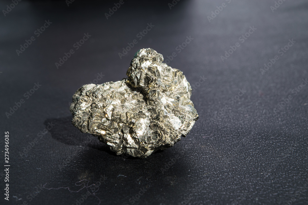 Naklejka premium A piece of pirate mineral on a black background close-up