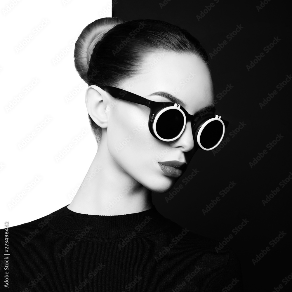 Fototapeta beautiful young woman with black sunglasses