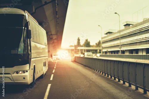 Obraz autobus firmy turystycznej wykonującej transfery z lotniska do miasta