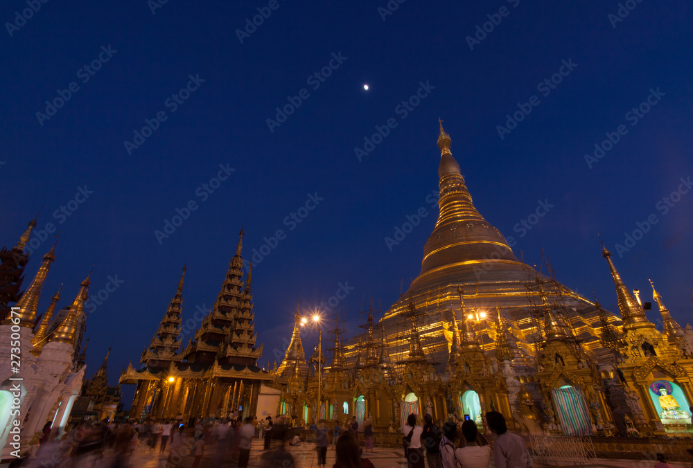 Fototapeta premium Shwedagon golden pagoda in Yangon,Myanmar