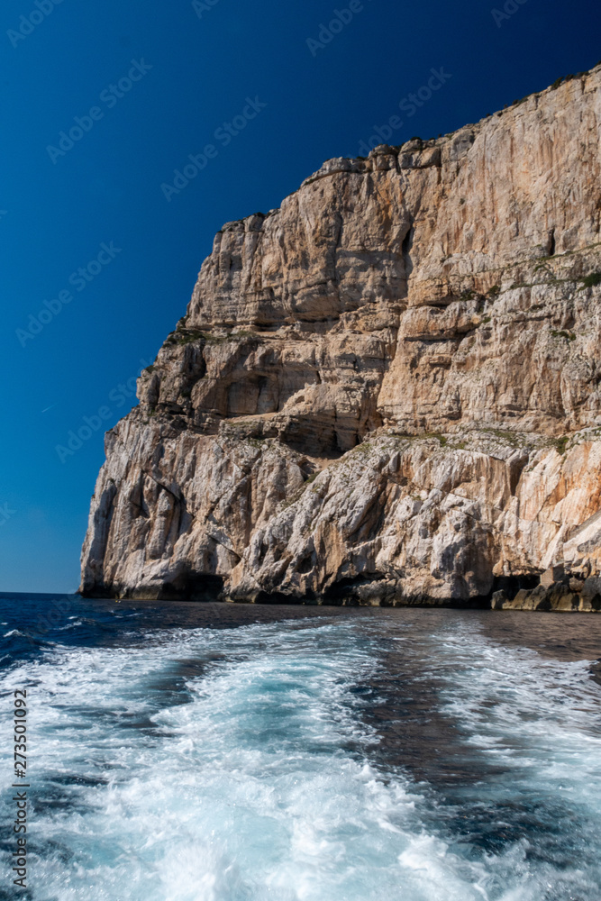 Naklejka premium cliff in sea. boat picture