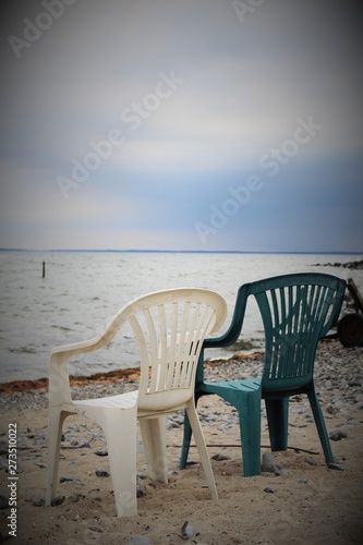 Stühle am Strand © Katrin